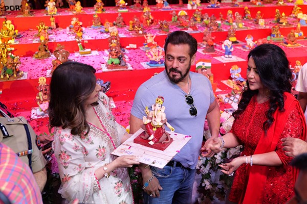 Amrita Fadnavis Took A Unique Initiative To Celebrate Eco-Friendly Ganeshotsav With Salman Khan Through BACHCHE BOLE MORYA  Campaign, A Grand Event Was Organized At Dome SVP Stadium, Worli